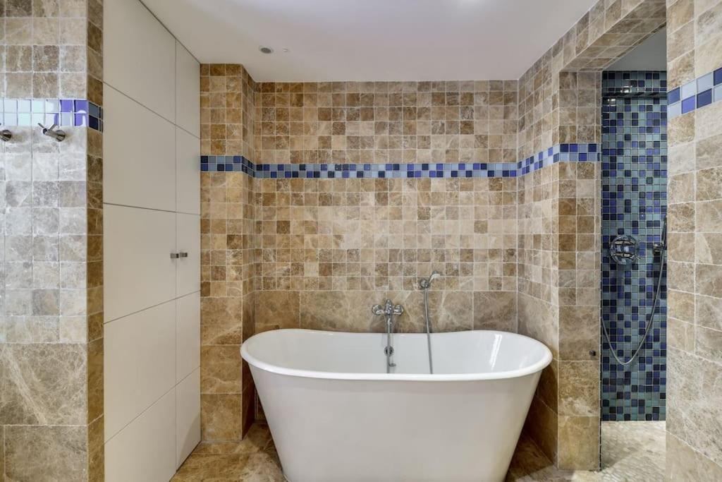 Big Stylish And Modern Apartment In Madrid Centre Exterior photo